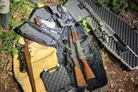 Na tarde desta sexta-feira (04/07), a Brigada Militar, por meio do 3º BPAT e CRPO/Serra apreendeu nove armas de fogo na Linha Almirante Tamandaré, em Cotiporã.Após um intenso trabalho de inteligência as equipes lograram êxito em localizar nove armas de fogo roubadas no dia 25 de junho, na cidade de Nova Prata.Na ação, foram localizadas: um fuzil AK-47 calibre 7.62x39, um fuzil calibre .708, uma carabina calibre 9x19, um rifle calibre .22, um revólver calibre .22, um revólver calibre .357, um revólver calibre .38, uma espingarda calibre 12, uma pistola Glock 9mm, três munições calibre .308 e 23 munições calibre 9mm.<!-- NICAID(16074009) -->