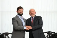 Brazil's President Luiz Inacio Lula da Silva (R) poses for a picture with his Chilean counterpart Gabriel Boric during a bilateral meeting in Brasilia on January 2, 2023. - Luiz Inacio Lula da Silva took office on January 1, 2023 for a third term as Brazil's president, vowing to fight for the poor and the environment and "rebuild the country" after far-right leader Jair Bolsonaro's divisive administration. (Photo by EVARISTO SA / AFP)Editoria: POLLocal: BrasíliaIndexador: EVARISTO SASecao: politics (general)Fonte: AFPFotógrafo: STF<!-- NICAID(15310113) -->
