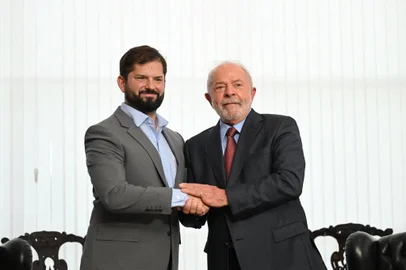 Brazil's President Luiz Inacio Lula da Silva (R) poses for a picture with his Chilean counterpart Gabriel Boric during a bilateral meeting in Brasilia on January 2, 2023. - Luiz Inacio Lula da Silva took office on January 1, 2023 for a third term as Brazil's president, vowing to fight for the poor and the environment and "rebuild the country" after far-right leader Jair Bolsonaro's divisive administration. (Photo by EVARISTO SA / AFP)Editoria: POLLocal: BrasíliaIndexador: EVARISTO SASecao: politics (general)Fonte: AFPFotógrafo: STF<!-- NICAID(15310113) -->