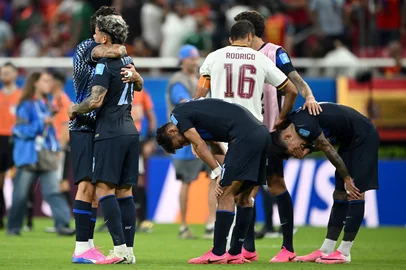 US referee Ismail Elfath shows a red card to Uruguay's forward #14 Agustin Canobbio during the 2026 World Cup Group H football match between Uruguay and Spain at the Guadalajara Stadium in Zapopan on June 26, 2026.  (Photo by Alfredo ESTRELLA / AFP)<!-- NICAID(16315540) -->