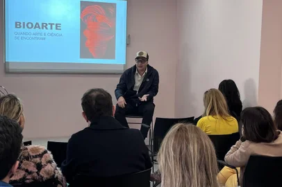 Bate-papo sobre arte contemporânea e bioarte com o artista plástico Armarinhos Teixeira, no sábado (9), no Colavoro San Vitto.<!-- NICAID(15145059) -->