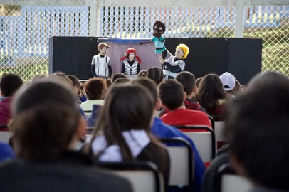 Viamão, RS, Brasil -  Teatro Muda Mundo, projeto que se apresenta em escolas de Alvorada e Viamão. A iniciativa, voltada para o resgate de valores em sala de aula, aposta no fomento do protagonismo infantil e no papel disseminador de bons exemplos do professor. Imagens na Escola Municipal de Ensino Fundamental Residencial Figueira. Foto: Jefferson Botega / Agencia RBSIndexador: Jeff Botega<!-- NICAID(15184938) -->