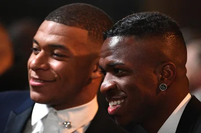 Paris Saint-Germain's French forward Kylian Mbappe (L) and Real Madrid's Brazilian forward Vinicius Junior attend the Ballon d'Or France Football 2019 ceremony at the Chatelet Theatre in Paris on December 2, 2019. (Photo by FRANCK FIFE / AFP)Editoria: SPOLocal: Théâtre du ChâteletIndexador: FRANCK FIFESecao: soccerFonte: AFPFotógrafo: STF<!-- NICAID(15683512) -->