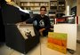 Com fitas cassetes e CDs demos, relicário preserva memória do rock gaúcho em Porto Alegre
