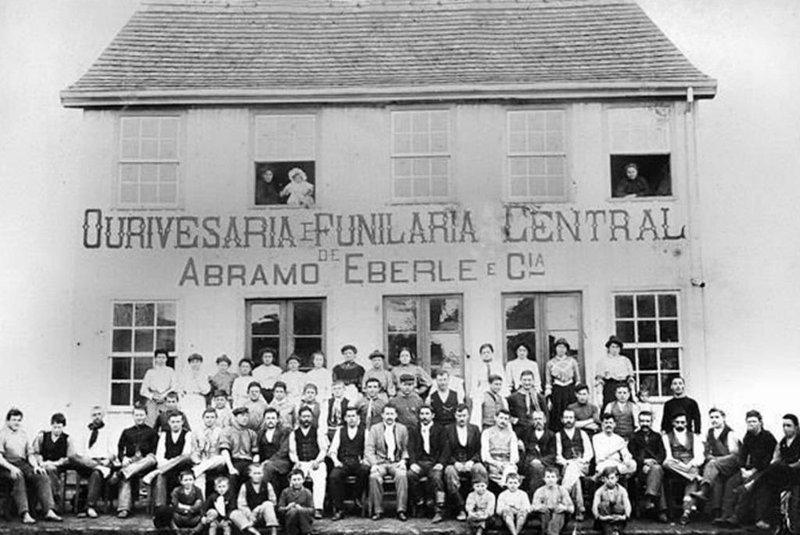 Abramo Eberle e os trabalhadores em frente ao prédio da funilaria, em 1907<!-- NICAID(14709488) -->