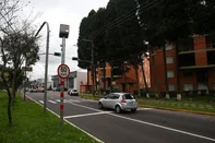 CAXIAS DO SUL, RS, BRASIL, 07/08/2026. Os radares instalados em Caxias do Sul estão funcionando há um ano. Na foto, controlador de velocidade na perimetral, próximo da rótula do Sesi. (Porthus Junior/Agência RBS)<!-- NICAID(16342198) -->