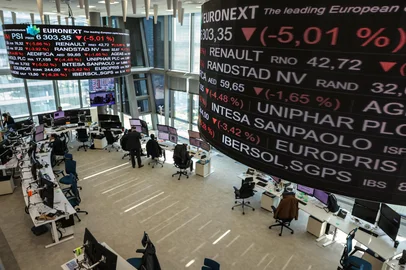 Market indicators are displayed on digital screen at the Euronext trading exchange building in La Defense business district, west of Paris, on April 7, 2025. A global stock market rout deepened on April 7 and fears of recession rose after China retaliated against the US president's tariffs and Europe calibrated its response to the escalating trade war. (Photo by Thomas SAMSON / AFP)Editoria: FINLocal: La DéfenseIndexador: THOMAS SAMSONSecao: macro economicsFonte: AFPFotógrafo: STF<!-- NICAID(16013447) -->