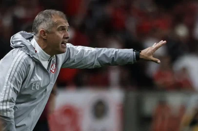 Renan Mattos / Grupo RBS PORTO ALEGRE, RS, BRASIL, 07-10-2026: Internacional vs Corinthians, no Beira-Rio, pelo Brasileirão Série A 2026. Na foto, o técnico do Inter, Eduardo Baptista. Foto: Renan Mattos/Grupo RBS<!-- NICAID(16382762) -->