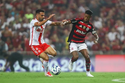 RIO DE JANEIRO, RJ, BRASIL, 29/03/2025: Lance de jogo entre Flamengo e Inter no Maracanã, válido pela 1ª rodada do Brasileirão 2025. Na foto, o meio-campista colorado Bruno Henrique e o atacante rubro-negro Bruno Henrique. (Foto: Gilvan de Souza/Flamengo/Divulgação).<!-- NICAID(16051088) -->