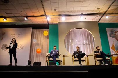 PORTO ALEGRE, RS, BRASIL, 04.04.2024: Primeiro painel no Fórum da Liberdade, “Quem move o mundo?”, com os participantes Diana Werner, Alexandre Ostrowiecki e Alfredo Soares. Foto: Camila Hermes/Agencia RBS<!-- NICAID(15725733) -->