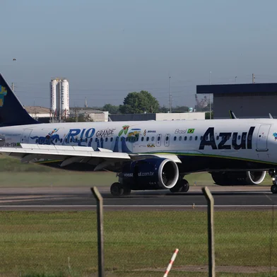 Porto Alegre, RS, Brasil - Primeiro pouso de avião comercial após a reabertura do aeroporto salgado filho.Indexador: jeff botega<!-- NICAID(15895285) -->