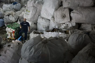 Porto Alegre, RS, Brasil, 26-04-2022: O fundador e CEO Sergio Finger no centro de reciclagem de residuos da Trashin, no bairro Humaita. A empresa, uma start up, pode receber recursos de investidor anjo no South Summit. Eles fazem coleta, triagem e destinacao de residuos, alem de capacitar recicladores e cooperativas. (Foto: Mateus Bruxel / Agencia RBS)Indexador: Mateus Bruxel<!-- NICAID(15078182) -->