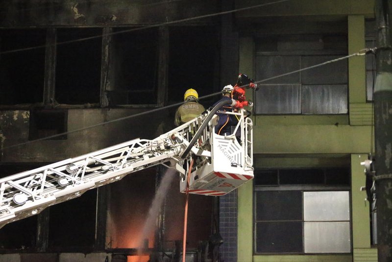 Nove pessoas morrem em incêndio em pousada na Avenida FarraposOutras sete pessoas foram resgatadas, sendo que seis foram encaminhadas para atendimento hospitalar. Local não possuía alvará para funcionamento e nem plano de proteção contra incêndio, segundo os bombeiros<!-- NICAID(15745817) -->
