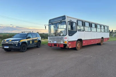 Ônibus sem condições de segurança é apreendido pela PRF em Lagoa Vermelha<!-- NICAID(15949351) -->