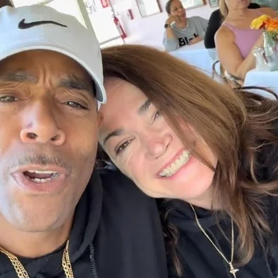 Kim Delaney, conhecida por papéis em séries como NYPD Blue, Chicago Fire e CSI: Miami, foi presa no último sábado (29) em Los Angeles, nos Estados Unidos, após um desentendimento com o marido, James Morgan. Segundo informações do site TMZ, a atriz teria denunciado o companheiro por violência doméstica, mas também foi acusada de tentar atropelá-lo.  <!-- NICAID(16007580) -->
