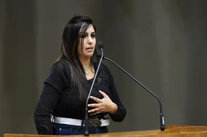 Sessão Ordinária - Período de Comunicações em homenagem ao Dia da Mulher e de outorga do Título de Cidadã de Porto Alegre a Barbara Penna de Moraes Souza. Na foto, a homenageada (Foto: Ederson Nunes/CMPA)
