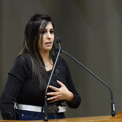 Sessão Ordinária - Período de Comunicações em homenagem ao Dia da Mulher e de outorga do Título de Cidadã de Porto Alegre a Barbara Penna de Moraes Souza. Na foto, a homenageada (Foto: Ederson Nunes/CMPA)