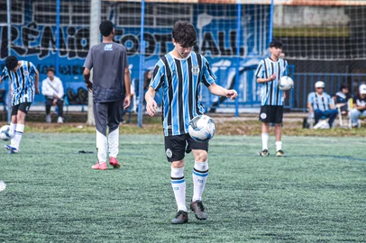 Escola de Futebol do Grêmio participou de uma ação para quebrar o recorde mundial de maior número de pessoas fazendo embaixadinhas simultaneamente<!-- NICAID(16302346) -->