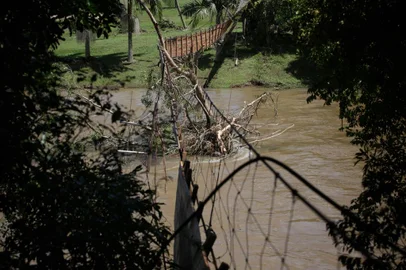 Três Forquilhas, RS, Brasil, 07-03-2023: Ponte pênsil para pedestres entre Três Forquilhas e Itati atingida e destruída por uma árvore durante enxurrada na região. Foto: Mateus Bruxel / Agência RBSIndexador: Andre Avila<!-- NICAID(15368391) -->