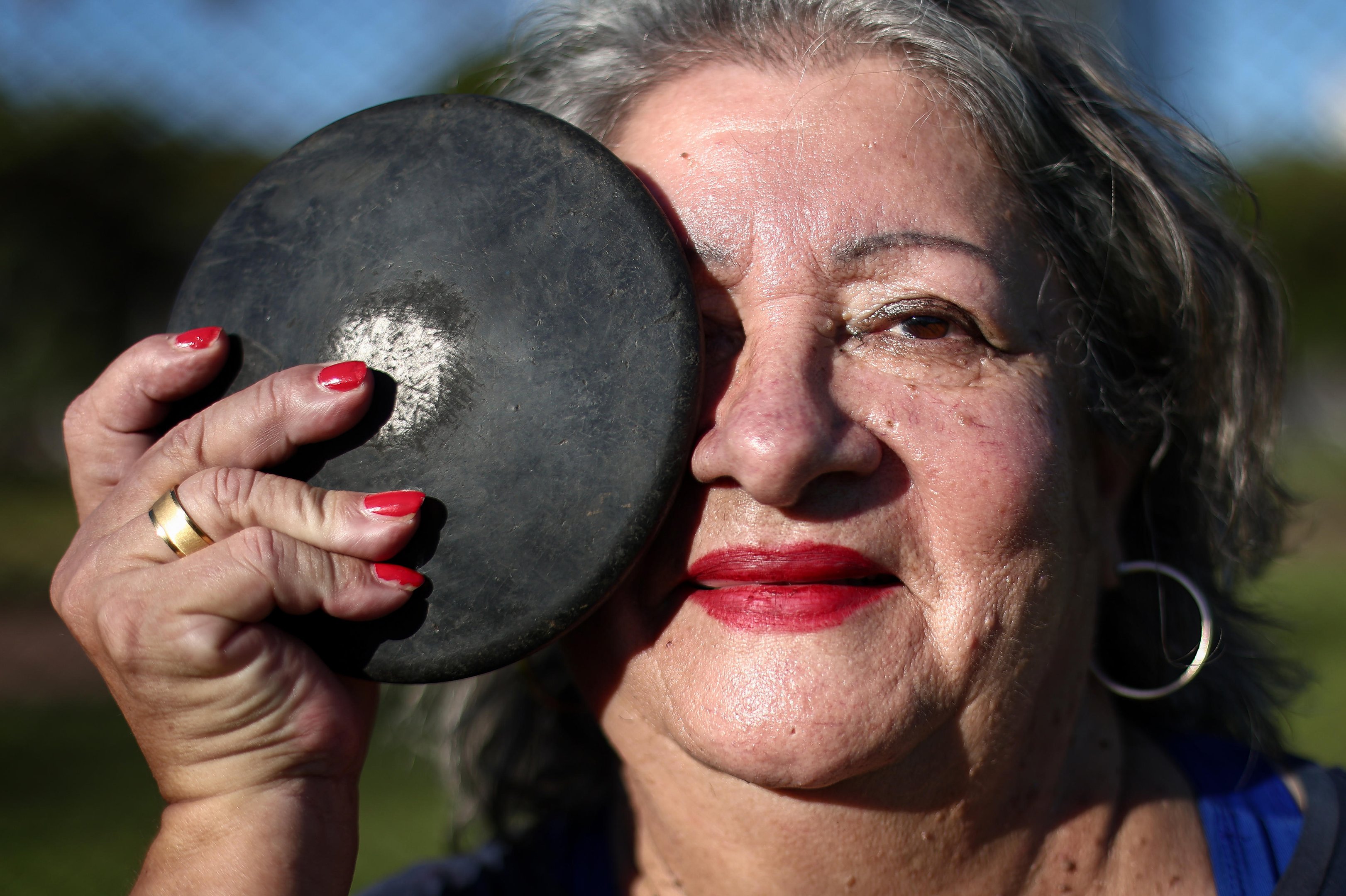 "Comecei a viver mesmo a partir dos 75 anos": ga&uacute;cha que tomava 15 rem&eacute;dios por dia hoje treina arremesso