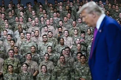 (FILES) US President Donald Trump arrives to address troops at the Al-Udeid air base southwest of Doha on May 15, 2025. Qatar on June 23, 2025 condemned an Iranian attack on the largest US military base in the region, hosted in the Gulf state, calling it a  "flagrant violation" of its sovereignty". (Photo by Brendan SMIALOWSKI / AFP)Editoria: POLLocal: Al-Udeid Air BaseIndexador: BRENDAN SMIALOWSKISecao: defenceFonte: AFPFotógrafo: STF<!-- NICAID(16065604) -->