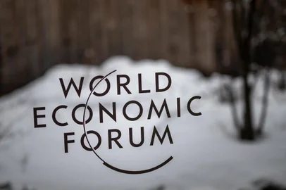 A photograph shows a sign of the World Economic Forum (WEF) at the Congress centre on the opening day of the World Economic Forum (WEF) annual meeting in Davos on January 16, 2023. - The world's political and business elites gather for the annual Davos summit to promote "cooperation in a fragmented world", with war in Ukraine, the climate crisis and global trade tensions high on the agenda. (Photo by Fabrice COFFRINI / AFP)Editoria: POLLocal: DavosIndexador: FABRICE COFFRINISecao: diplomacyFonte: AFPFotógrafo: STF<!-- NICAID(15322462) -->