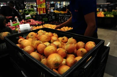 CAXIAS DO SUL, RS, BRASIL, 20/01/2023. Conferimos como está a situação da cebola nos supermercados de Caxias. O produto foi o vilão dos preços em 2022, de acordo com dados da inflação oficial (IPCA) divulgados semana passada, com alta de 130% no ano.<!-- NICAID(15327523) -->