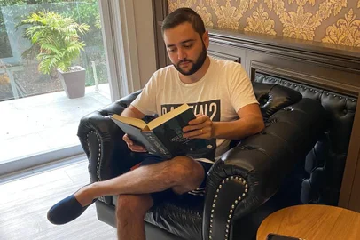 Em quarentena depois de testar positivo para a covid-19, Gabriel Souza lê Os Miseráveis<!-- NICAID(14985908) -->