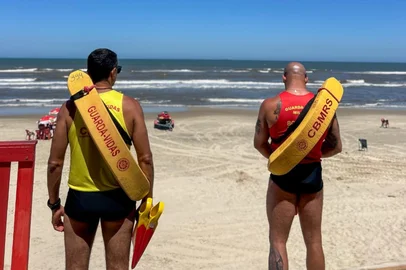 Primeiros dias de Operação Verão tem redução nos salvamentos e aumento no número de lesões por água viva  no litoral norte gaúcho<!-- NICAID(16196136) -->