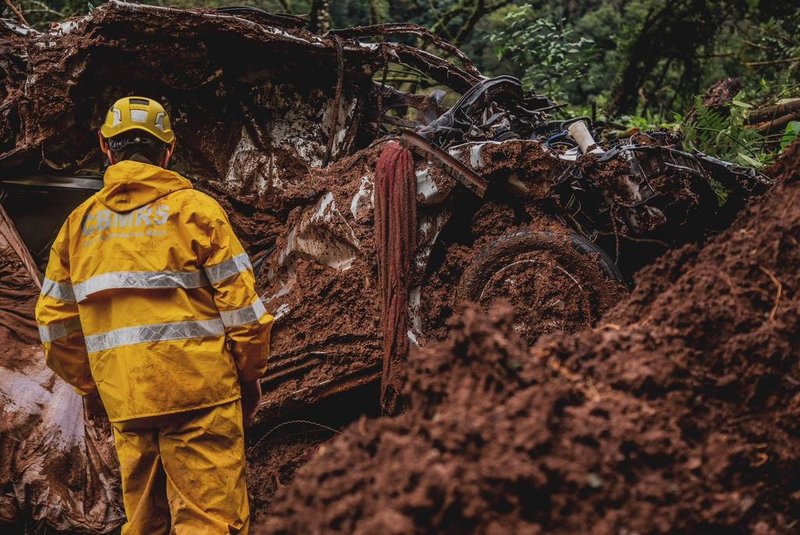 Com 220 famílias retiradas de áreas de risco e cinco mortes, Galópolis segue como prioridade dos bombeiros em Caxias<!-- NICAID(15755218) -->
