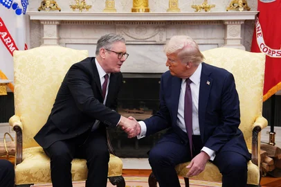US President Donald Trump shakes hands with British Prime Minister Keir Starmer during a meeting in the Oval Office of the White House in Washington, DC, on February 27, 2025. Starmer is meeting Trump to plead for a US backstop to any Ukraine ceasefire, insisting it would be the only way to stop Russia's Vladimir Putin from invading again. Starmer arrived in Washington late Wednesday to build on a visit by French President Emmanuel Macron, amid growing concerns in Europe that the US leader is about to sell Kyiv short in negotiations with Putin. (Photo by Carl Court / POOL / AFP)<!-- NICAID(15985940) -->