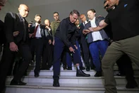 Bolsonaro tornozeleira eletrônica para os jornalistasDF - BOLSONARO/TORNOZELEIRA - POLÍTICA - O ex-presidente da República, Jair Bolsonaro, mostra para os jornalistas a tornozeleira eletrônica que foi colocada     por ordem do Supremo Tribunal Federal, na saída da Câmara dos Deputados, após reunião com na liderança do PL, em     Brasília, nesta  segunda-feira, 21. As restrições impostas pelo STF a Bolsonaro incluem ainda toque de recolher     noturno, proibição de uso de redes sociais e restrição de contato com aliados e diplomatas..     21/07/2025 - Foto: WILTON JUNIOR/ESTADÃO CONTEÚDOEditoria: POLÍTICALocal: BRASÍLIAIndexador: WILTON JUNIORFotógrafo: ESTADÃO CONTEÚDO<!-- NICAID(16084966) -->