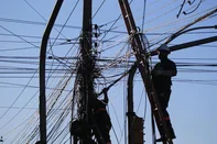 PORTO ALEGRE,RS,BRASIL, 14-10-2025: Caminhão arrasta cabos e fios da rede elétrica, no cruzamento das avenidas Sertório e Ceará, causando transtorno no trânsito da zona norte de Porto Alegre. Foto: Ronaldo Bernardi/Agência RBS<!-- NICAID(16145812) -->