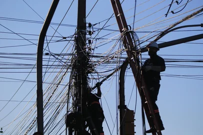 Ronaldo Bernardi / Agencia RBS PORTO ALEGRE,RS,BRASIL, 14-10-2025: Caminhão arrasta cabos e fios da rede elétrica, no cruzamento das avenidas Sertório e Ceará, causando transtorno no trânsito da zona norte de Porto Alegre. Foto: Ronaldo Bernardi/Agência RBS<!-- NICAID(16145812) -->
