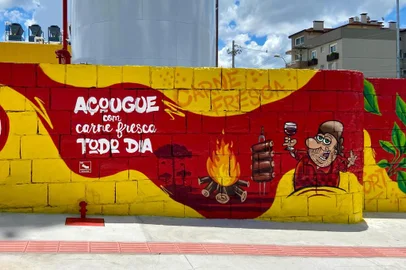 O Radicci, o personagem mais famoso do cartunista Iotti, será o embaixador da marca Fort Atacadista, na Serra.Já tem algumas ações espalhadas pela cidade, como uma arte no muro da loja do Fort, localizada no bairro Exposição, e um cubo gigante com toda a família do Radicci, no Parque dos Macaquinhos.<!-- NICAID(15660774) -->