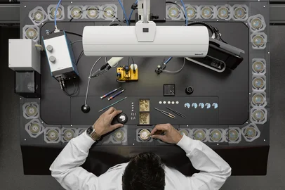 Panerai / Divulgação PANERAI MANUFACTURE NEUCHATEL 2018. relojoeiros da manufatura, da fábrica da Panerai, situada em Neuchatel, Suíça.<!-- NICAID(16179314) -->