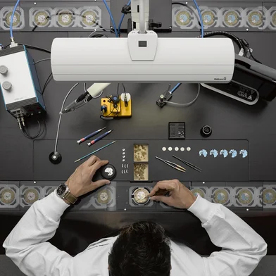 PANERAI MANUFACTURE NEUCHATEL 2018. relojoeiros da manufatura, da fábrica da Panerai,  situada em Neuchatel, Suíça.<!-- NICAID(16179314) -->