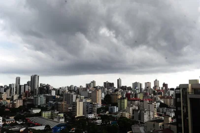 Porthus Junior / Agência RBS Em 24h, segundo dados da Climatempo, foram 126 mm, cerca de 10% acima da média prevista para março de 111 mm. Com isso, o terceiro mês de 2022 já tem o maior acumulado de chuvas desde junho do ano passado, com 227 mm, mais que o dobro da média. <!-- NICAID(15050356) -->