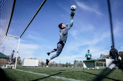 Treino do Juventude no CT em preparação para o duelo com o Santos, pela 18ª rodada do Brasileirão 2025. Na foto: Goleiro Gastón Guruceaga.<!-- NICAID(16092754) -->