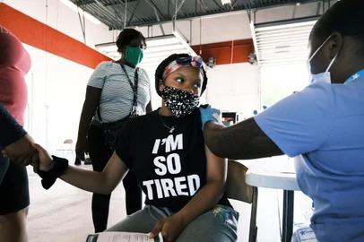 Vacinacao covid adolescentes nos Estados Unidos. Jovem recebe dose no estado do Missouri. Foto: SPENCER PLATT / GETTY IMAGES NORTH AMERICA / Getty Images/ AFP<!-- NICAID(14858605) -->