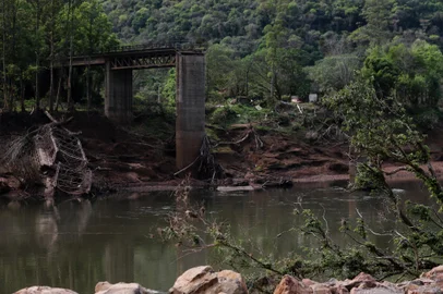 SÃO VALENTIM DO SUL, RS, BRASIL, 19/09/2024. Balsa que faz a travessia do Rio Taquari, junto à localidade de Santa Bárbara, pela RS-431 em São Valentim do Sul, que teve sua operação iniciada em 10/08/2024. O cruzamento do rio estava interrompido desde maio, quando a enchente arrastou a embarcação que operava no ponto. A balsa já era provisória e foi instalada após a cheia de setembro de 2023 derrubar a ponte sobre o Taquari. (Bruno Todeschini/Agência RBS)Indexador: Bruno Todeschini<!-- NICAID(15871719) -->