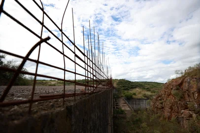 Dom Pedrito, RS, Brasil - Barragem do Arroio Taquarembó. Foi publicado, no Diário Oficial do Estado e no Diário Oficial da União desta sexta-feira, o edital de licitação CR 0018/2023, para a conclusão das obras da barragem do Arroio Taquarembó e execução dos programas ambientais. Localizada na divisa dos municípios de Dom Pedrito e Lavras do Sul, a obra é estratégica para o combate às estiagens na região. A barragem do Arroio Taquarembó compõe, junto à barragem do Arroio Jaguari e ao conjunto de canais, um sistema de irrigação que beneficiará aproximadamente 240 mil pessoas e possibilitará a irrigação de 117 mil hectares, na bacia hidrográfica do rio Santa Maria. FOTO: JEFFERSON BOTEGA, AGÊNCIA RBS<!-- NICAID(15733126) -->