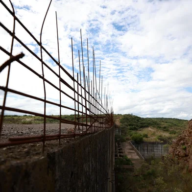 Dom Pedrito, RS, Brasil - Barragem do Arroio Taquarembó. Foi publicado, no Diário Oficial do Estado e no Diário Oficial da União desta sexta-feira, o edital de licitação CR 0018/2023, para a conclusão das obras da barragem do Arroio Taquarembó e execução dos programas ambientais. Localizada na divisa dos municípios de Dom Pedrito e Lavras do Sul, a obra é estratégica para o combate às estiagens na região. A barragem do Arroio Taquarembó compõe, junto à barragem do Arroio Jaguari e ao conjunto de canais, um sistema de irrigação que beneficiará aproximadamente 240 mil pessoas e possibilitará a irrigação de 117 mil hectares, na bacia hidrográfica do rio Santa Maria. FOTO: JEFFERSON BOTEGA, AGÊNCIA RBS<!-- NICAID(15733126) -->