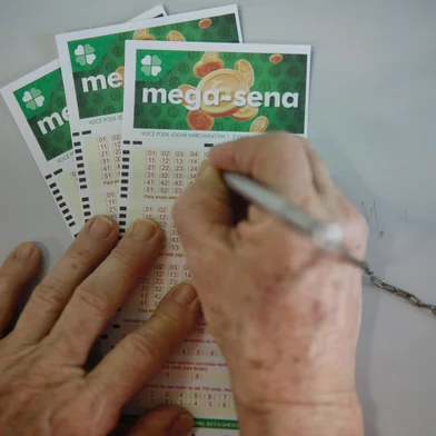Porto Alegre, RS, Brasil, 29-12-2022: Movimento de apostas em lotérica no bairro Cidade Baixa. Últimos dias para apostar na Mega da Virada. Foto: Mateus Bruxel/ Agência RBSIndexador: Mateus Bruxel<!-- NICAID(15307662) -->