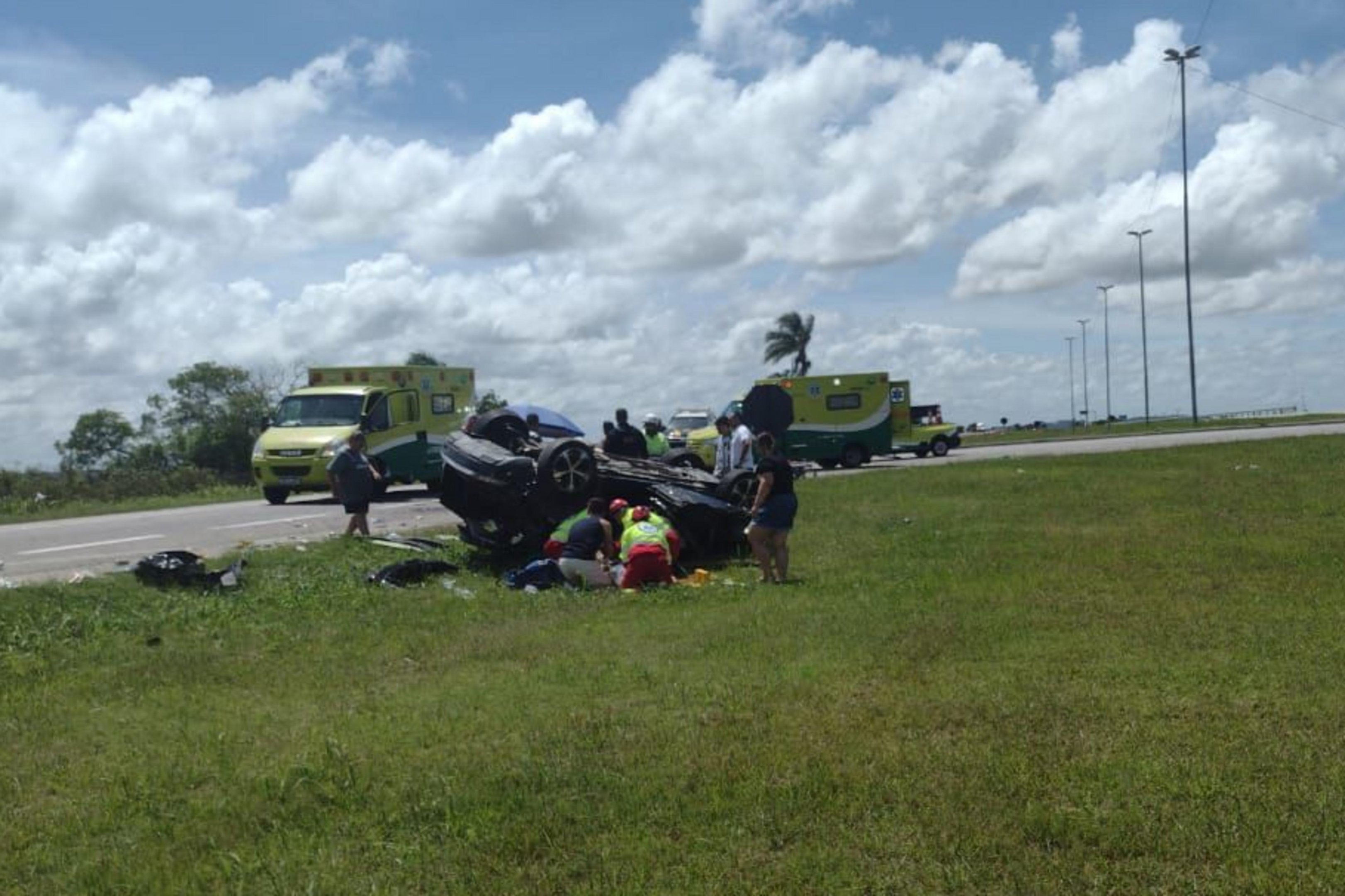 Crian&ccedil;a morre e quatro pessoas ficam feridas em capotamento na BR-116, em Pelotas