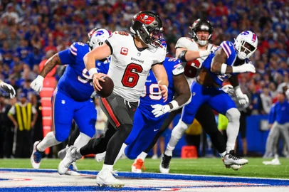 Tampa Bay Buccaneers v Buffalo BillsORCHARD PARK, NEW YORK - OCTOBER 26: Baker Mayfield #6 of the Tampa Bay Buccaneers scrambles against the Buffalo Bills during the third quarter of the game at Highmark Stadium on October 26, 2023 in Orchard Park, New York.   Rich Barnes/Getty Images/AFP (Photo by Rich Barnes / GETTY IMAGES NORTH AMERICA / Getty Images via AFP)Editoria: SPOLocal: Orchard ParkIndexador: RICH BARNESSecao: American footballFonte: GETTY IMAGES NORTH AMERICAFotógrafo: CONTRIBUTOR<!-- NICAID(15581004) -->