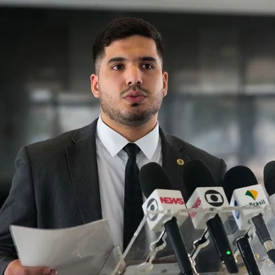 A Procuradoria-Geral da República (PGR) enviou, nesta segunda-feira (10), ao Supremo Tribunal Federal (STF) pedido de arquivamento do inquérito aberto contra o deputado federal André Fernandes (PL-CE).O parlamentar foi acusado pela Polícia Federal (PF) de incitar os atos golpistas de 8 de janeiro por meio de publicações nas redes sociais. Na postagem feita em 6 de janeiro, Fernandes publicou um vídeo intitulado “ato contra o governo Lula” e escreveu: “Neste final de semana acontecerá, na Praça dos Três Poderes, o primeiro ato contra o governo Lula. Estaremos lá”.<!-- NICAID(15479133) -->