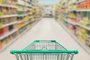 Shopping cart in supermarket and blurred photo store bokeh backgroundFonte: 212778409<!-- NICAID(15484895) -->