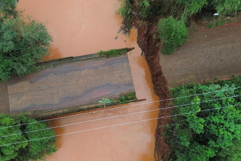 Força da água leva ponte entre Nonoai e Trindade do Sul: veja a situação nos municípios da Região Norte<!-- NICAID(15754090) -->
