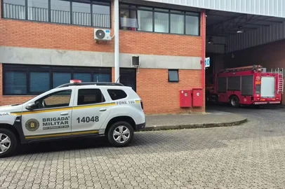 Bombeiros e policiais atenderam ocorrência de acidente de trabalho em empresa de São Leopoldo (7/7/2025)